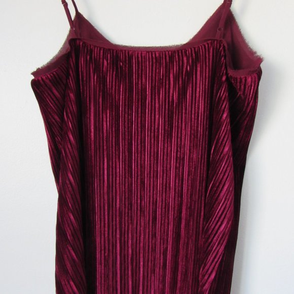 Burgundy velvety tank by Dalia - Picture 4 of 10